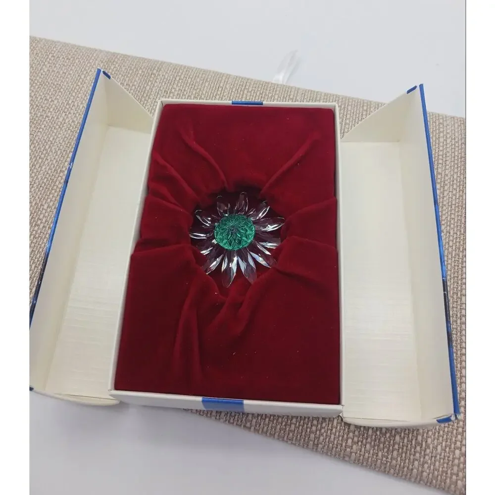 Swarovski SCS Crystal Flower Daisy Figurine Green Center Clear Boxed
